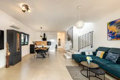 Poreč, okolica - vila 140m² s bazenom i jacuzzijem, useljiva