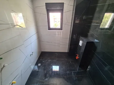 Makarska, Centar - Trzypokojowy penthouse z widokiem na morze 117 m2