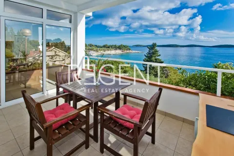 Hvar - Vila prvý rad pri mori