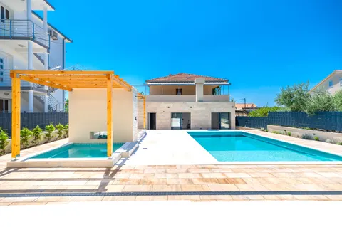 Trogir - Nuova villa moderna di 300m2 con piscina e jacuzzi