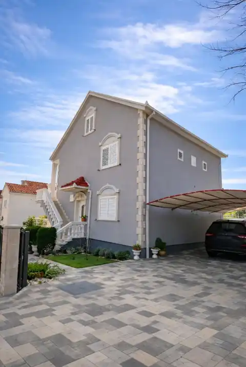 Pelješac, Orebić - Kuća s vrtom i tri stambene jedinice