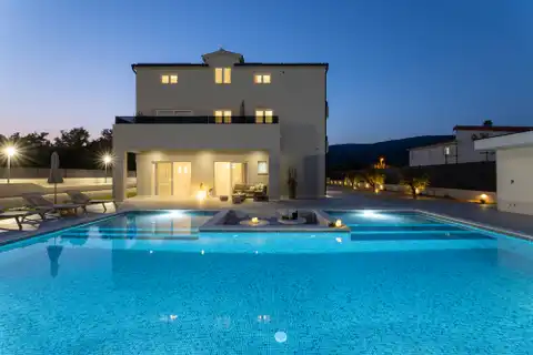 Trogir, Seget - Moderna vila s grijanim bazenom i pogledom na more