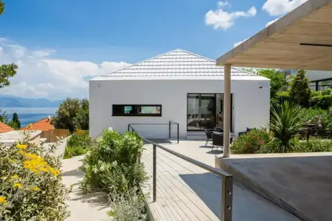 Brač - Moderna vila s bazenom, jacuzzijem i saunom