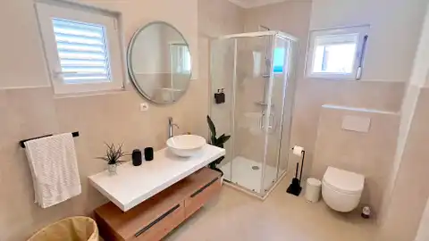 Villa 472 m², Brodarica — en première ligne de mer, 3 appartements