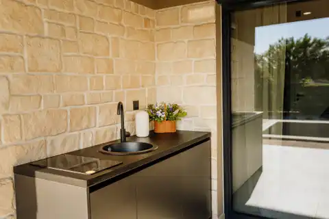 Istra, Tar – Moderna vila s bazenom u centru grada