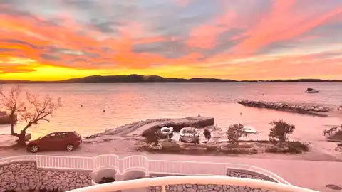 Villa 472 m², Brodarica — en première ligne de mer, 3 appartements