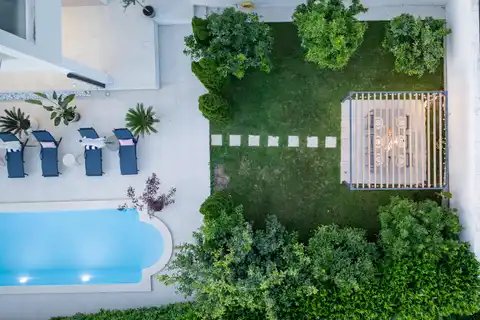 Split, Kila – stan 51 m² z vrtom, bazenom in s parkiriščem