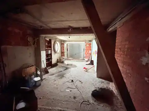 Zagreb, Mikulići - detached house for renovation with a garden.