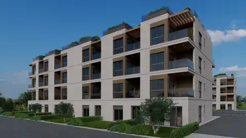 Tar - trosoban stan s krovnom terasom