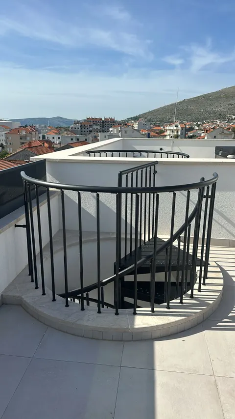 Trogir, Okrug Gornji - Trosoban stan sa balkonom i krovnom terasom