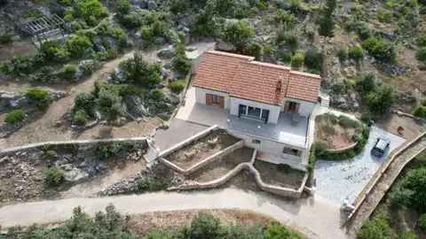 Hvar, Vrbanj – Prostrana kamena kuća s apartmanom