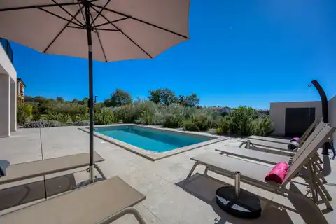 Kuća 230 m² — grijani bazen, krovna terasa, Poreč
