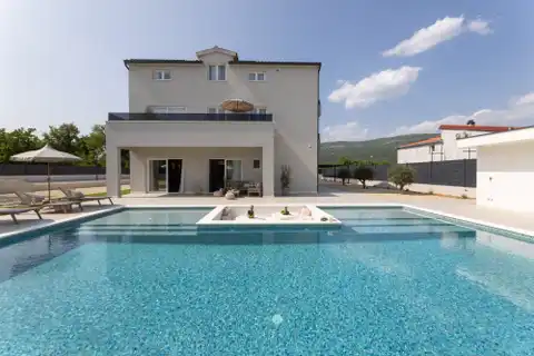 Trogir, Seget - Moderna vila s grijanim bazenom i pogledom na more