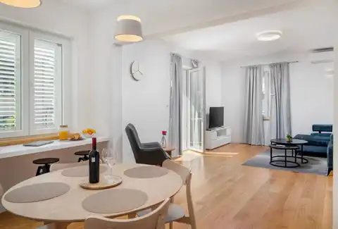Split, Lučac - Appartement de deux pièces avec loggia et vue sur la ville.