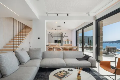Šibenik, Rogoznica – Moderna vila s panoramskim pogledom na more