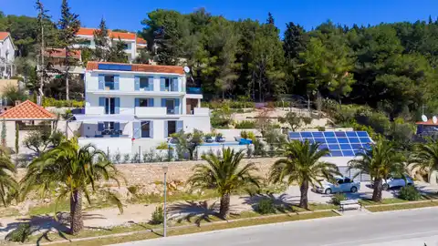 Brač, Milna - Villa moderna in prima fila sul mare, 264 m2