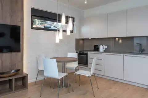 Омиш, Брзет - Двухкомнатная квартира с балконом и террасой в первом ряду у моря