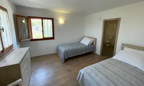 Hvar, Vrbanj – Prostrana kamena kuća s apartmanom