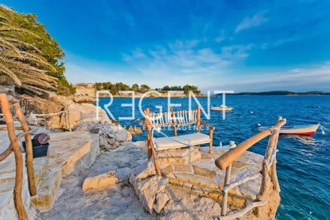 Hvar - Vila prvý rad pri mori