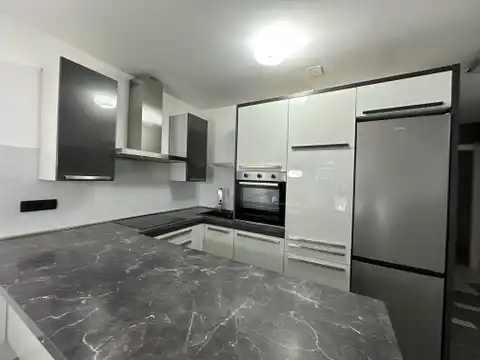 Split, Žnjan - Četverosoban stan sa loggiom