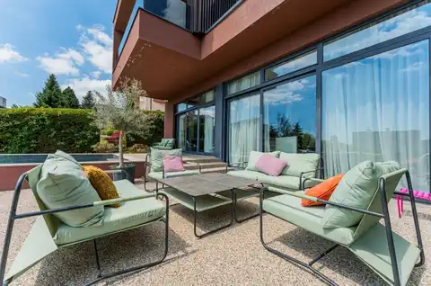 Zagreb, Šestine – Moderna družinska vila z bazenom, obdana z zelenjem, najem