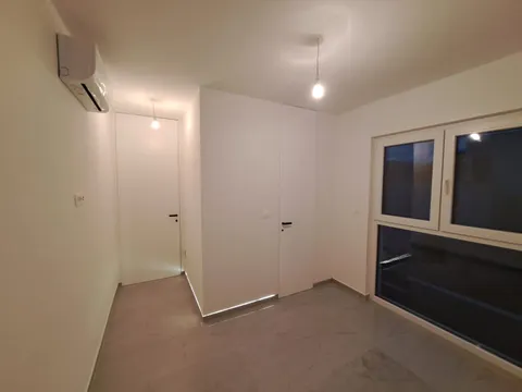 Trogir, Čiovo - Trosoban stan u novogradnji s pogledom na more, 75 m2