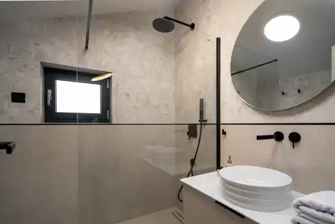 Podstrana - Moderná luxusná vila s bazénom a strešnou terasou