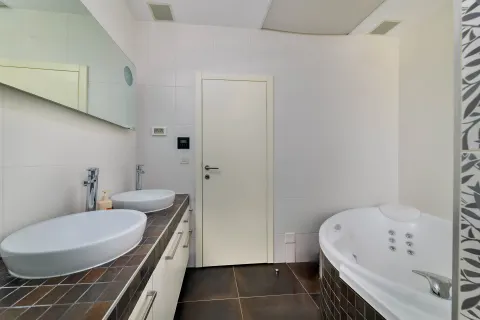 Zagreb, Petrova - Moderan penthouse s krovnom terasom i bazenom