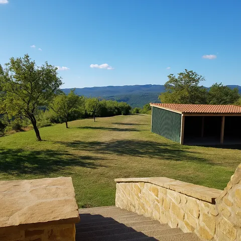 Istra, Motovun - tradicionalna istarska kuća s pogledom na Motovun