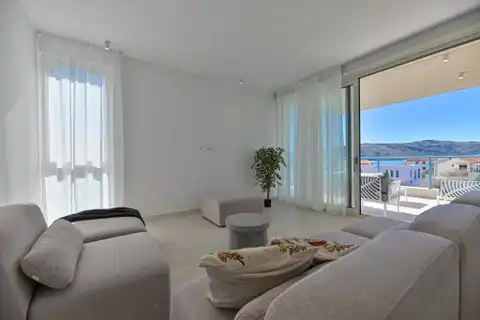 Seget Vranjica – moderna duplex vila s dva bazena i pogledom na more