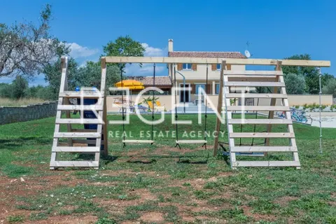 Istra, Fažana- Vila s bazenom 180 m2