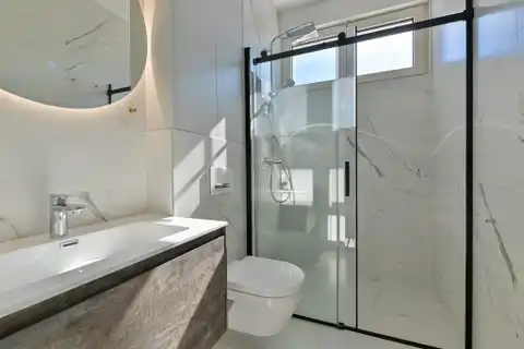 Seget Vranjica – moderna duplex vila s dva bazena i pogledom na more