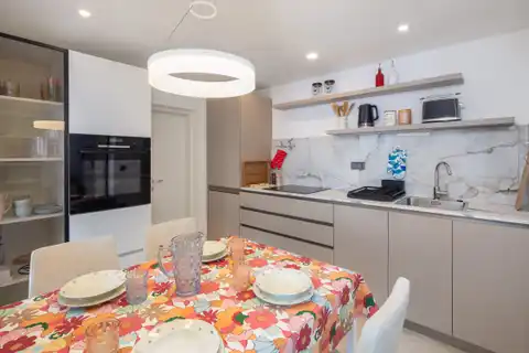 Омиш, Станичи – вилла на первой линии у моря с большим потенциалом