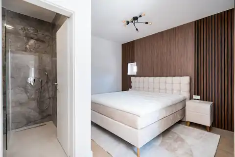 Podstrana - Dvosoban stan sa krovnom terasom i parking mjestom