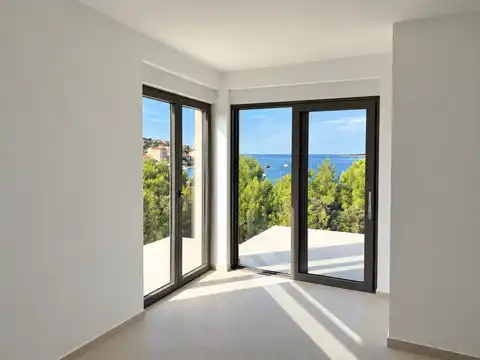 Trogir, Sevid – one-bedroom apartment 58.50 m², garden 122 m², 75 m from the sea