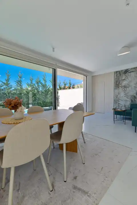 Seget Vranjica – moderna duplex vila s dva bazena i pogledom na more