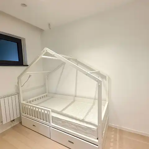 Ljubljana, Pantovčak - sodoben in prostoren apartma s pogledom na zelenje