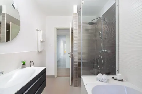 Ostrov Brač, Milna – Nově postavená luxusní vila o rozloze 370 m2 s velkým hydromasážním bazénem
