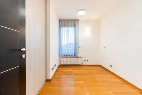 Zagreb, Srebrnjak – Uređen trosoban penthouse za najam