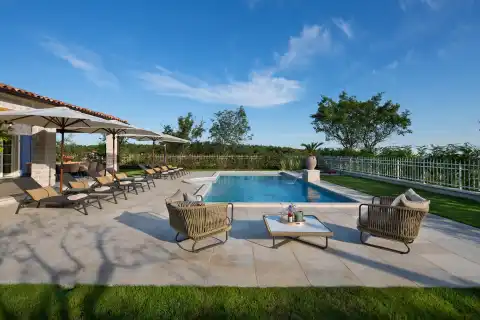 Istria, Poreč - Attractive stone villa with a tennis court and a swimming pool