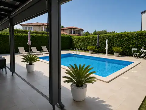 Parenzo, dintorni – casa di 135 mq, arredata con piscina e giardino.