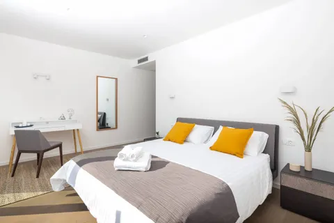 Ostrov Brač, Milna – Nově postavená luxusní vila o rozloze 370 m2 s velkým hydromasážním bazénem