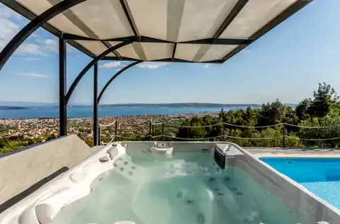 Vila 232 m², Kaštel Stari — 4SS, grijani bazen, pogled na more