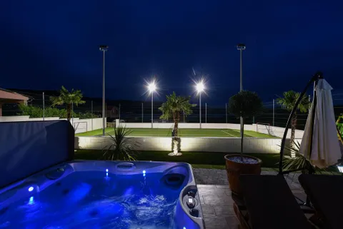 Zadar, Novigrad – Rustikální vila s tenisovým kurtem