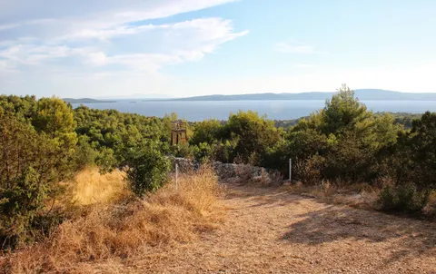 Brač, Sutivan - Stavební pozemek s výhledem na centrum města (1.543 m2)