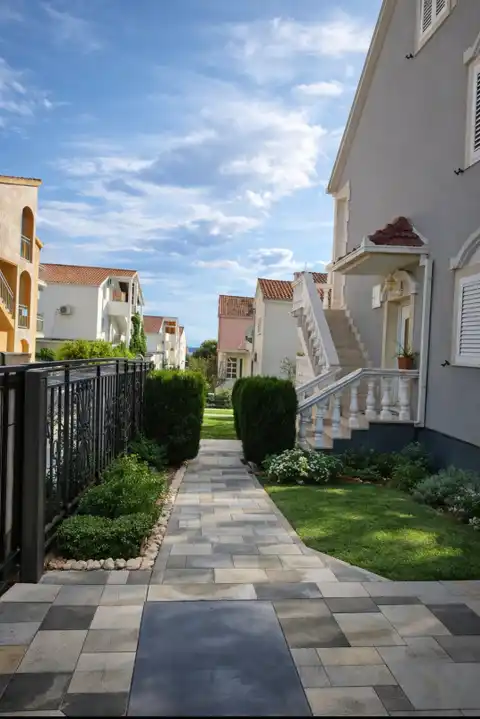 Pelješac, Orebić - Kuća s vrtom i tri stambene jedinice