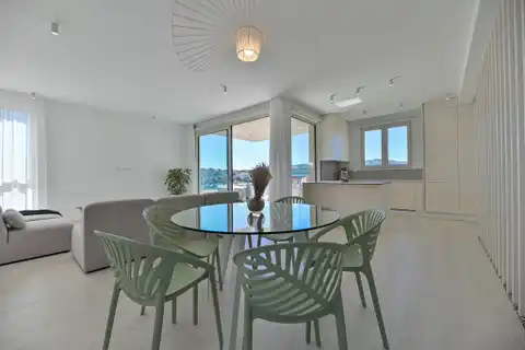 Seget Vranjica – moderna duplex vila s dva bazena i pogledom na more