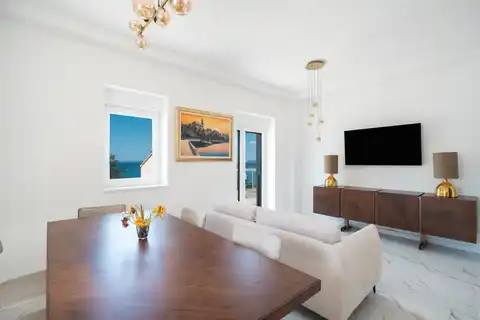 Podstrana - Dvosoban stan sa krovnom terasom i parking mjestom