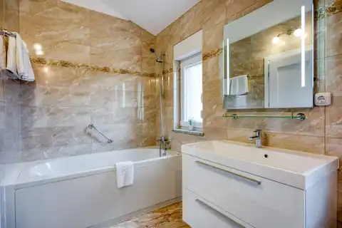 Parenzo, Vežnaveri – casa con due appartamenti