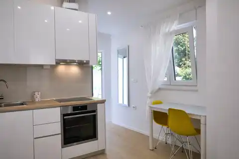 Split, Trstenik - Moderní studio k pronájmu